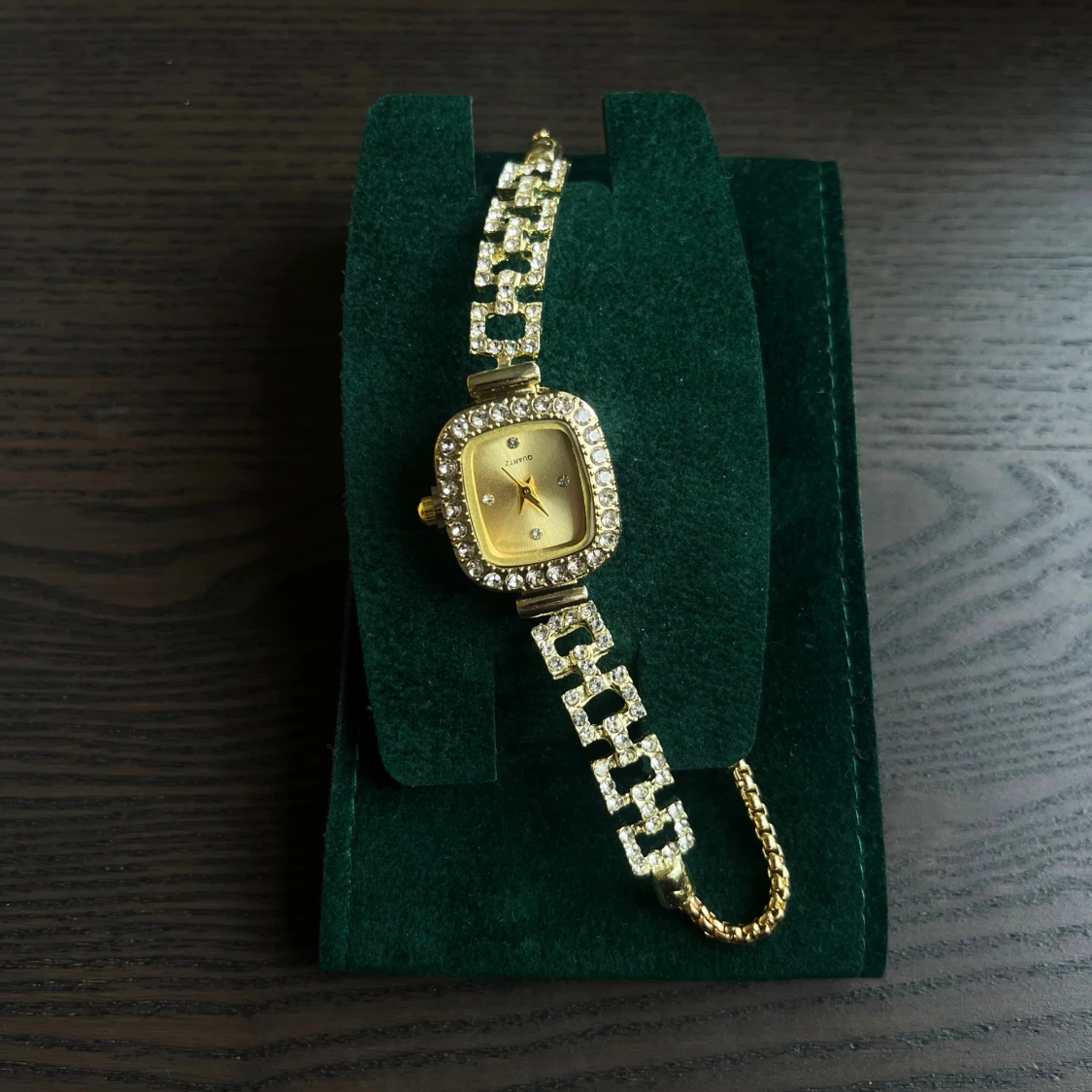 Guldig klocka med strass och fyrkantig urtavla