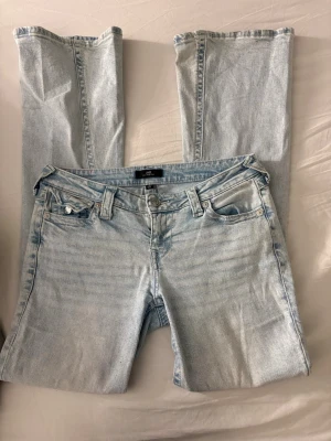 🤍True Religion ljusblåa joey jeans🤍 - Säljer mina True Religion Joey Low Rise Flare jeans 🤍 Super snygga och trendiga jeans från true religion som har flare modell, låg midja,  perfekt passform och den klassiska True Religion-stilen. De är knappt använda eftersom de tyvärr var fel storlek för mig, så de är i jättefint skick!  Jeansen är sjukt sköna, sitter snyggt och funkar både till vardag och fest.   Köpta för 1300 och endast använda 2 ggr. 💰Pris: 900 kr 📦Köpare står för frakt Har ni några frågor tveka inte på att höra av er🥰