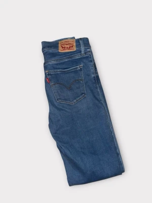 Levi's 720 blå skinny jeans - Säljer ett par klassiska Levi's 720 jeans i blå tvätt med skinny passform. Jeansen har fem fickor, Levi's patch bak och röd etikett på bakfickan. Materialet är stretchigt denim som sitter tajt längs benen och midjan är normal.