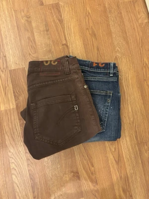 2st Dondup jeans - Tja, säljer nu dessa två Dondup jeansen till ett väldigt billigt pris då de inte kommer till användning. Storlek 30 och 31. Båda är i väldigt bra skick utan defekter. Priset är ej hugget i sten. Skriv vid minsta lilla fundering! 😁🙌