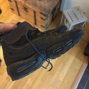 Nike Air Max 95 SneakerBoot - Svarta Nike Air Max som inte använts mycket. Storlek 42. Goretex och väldigt tåliga. 
