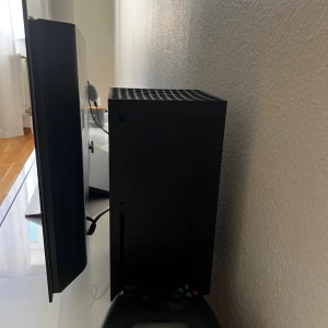 Xbox Series X - Xbox Series X i mycket fint skick, komplett med originalkartong och handkontroll. Konsolen är välvårdad utan synliga repor eller skador. Perfekt för gaming i 4K med snabb SSD och kraftfull prestanda. Allt fungerar som det ska och redo att användas direkt.