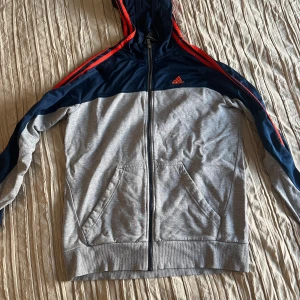 Adidas hoodie - Lite nopprig därav pris 