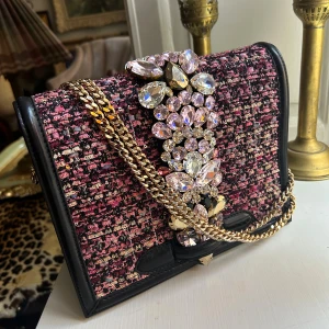 Gedebe väska/bag glittrig strass kedja rosa svart aftonväska - Elegant handväska från Gedebe.  Tweed, dekorerad med gnistrande stenar, guldfärgad kedja.  Endast använd vid ett par tillfällen.  Nypris: 8.000