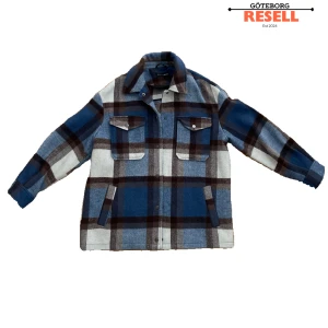 Söt tunn höstjacka - Tunn jacka i blått, brunt och grått rutigt mönster med klassisk krage och två bröstfickor med knappar. Perfekt för höstvädret! Varsamt använd, skick 8.5/10