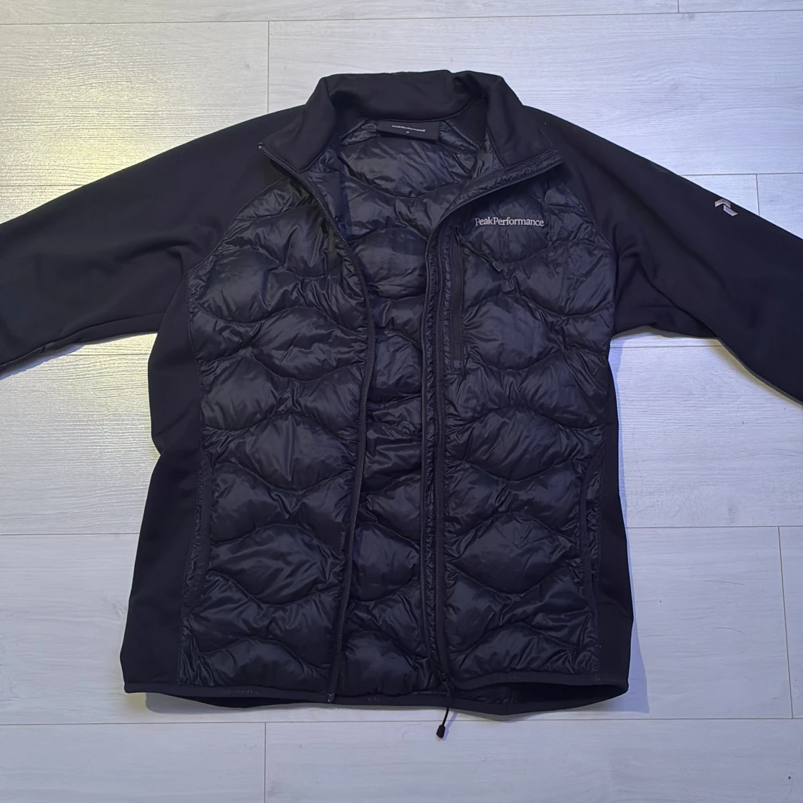 Svart hybridjacka Peak Performance