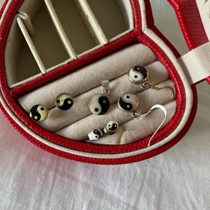 Sterling silver smycken bundle, ying & yang - Örhängen x3 + berlock. Alla smycken förutom de minsta örhängena är stämplade 925 (sterling silver), jag tror dock också att de också är sterling silver 🤍
