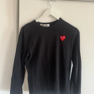Svart långärmad tröja Comme des Garçons - Svart longsleeve från cdg som köptes på nk för några år sedan. Tröjan är i storlek S men har krymt lite så sitter som en XS. 