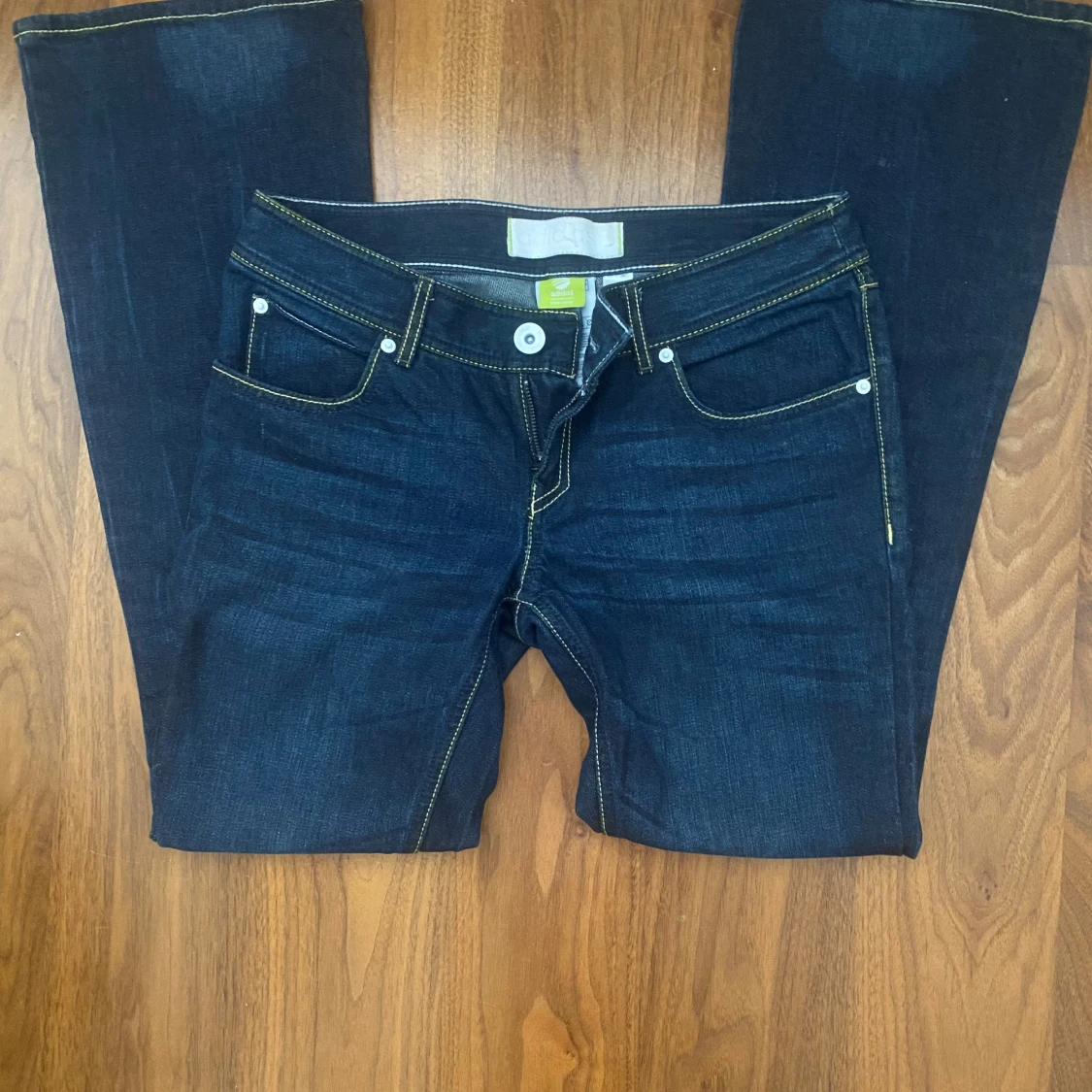 Lågmidjade utsvängda jeans