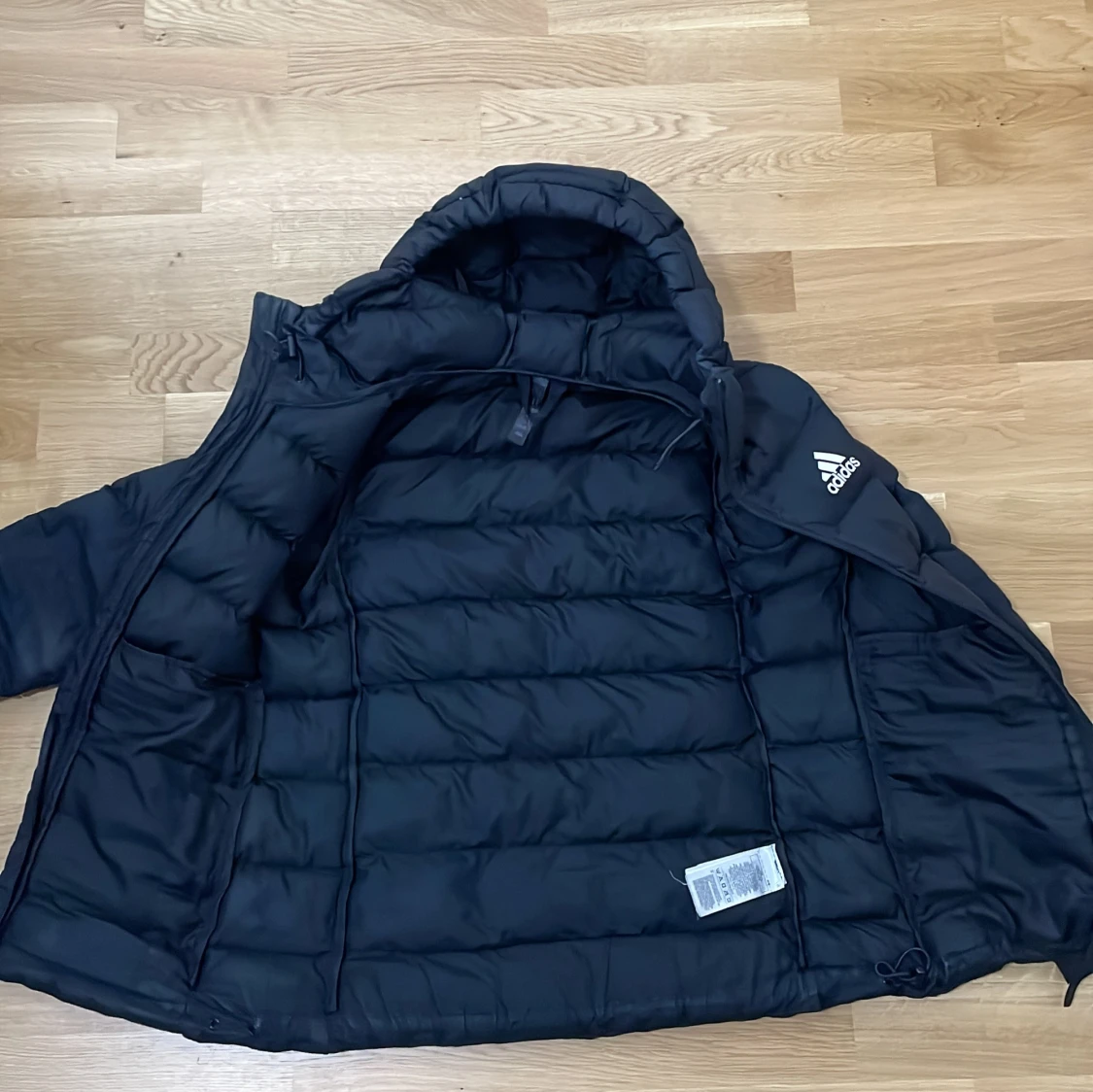 Svart pufferjacka från Adidas - 1