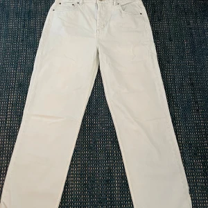 Ljus blåa straight jeans från BDG - Säljer ett ljus blåa jeans från BDG Urban Outfitters i modellen Authentic Straight. Klassisk femficksdesign, raka ben och normal passform. Jeansen är tillverkade i bomull och har snygga detaljer med silverfärgade knappar och BDG-lapp bak.