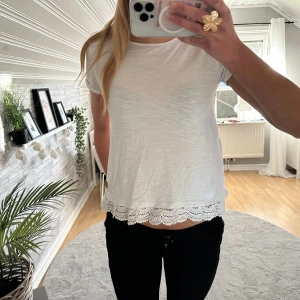 Vit topp - Vit topp från Lager 157           Mycket bra skick, storlek 150 men passar mig i storlek XS/S 💗