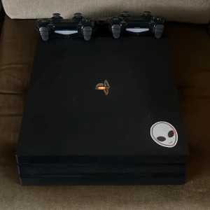 PlayStation 4 Pro - Snygg PlayStation 4 Pro med två originalkontroller. Konsolen den är helt ny har bara använt den i snart 6 månader ungefär gta spel följer med 