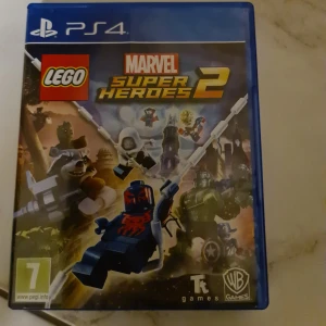 LEGO Marvel Super Heroes 2 (PS4) - LEGO Marvel Super Heroes 2 till PS4 i mycket fint skick. Komplett med fodral och skiva, inga synliga repor. Spännande äventyr med Marvels superhjältar i LEGO-format, perfekt för hela familjen. PEGI 7.