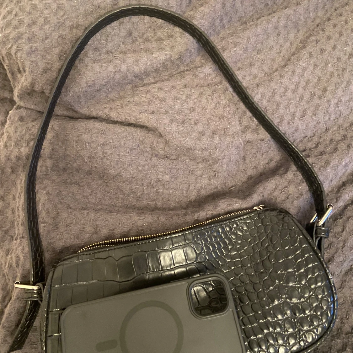 Svart axelväska i croco-imitation - 3