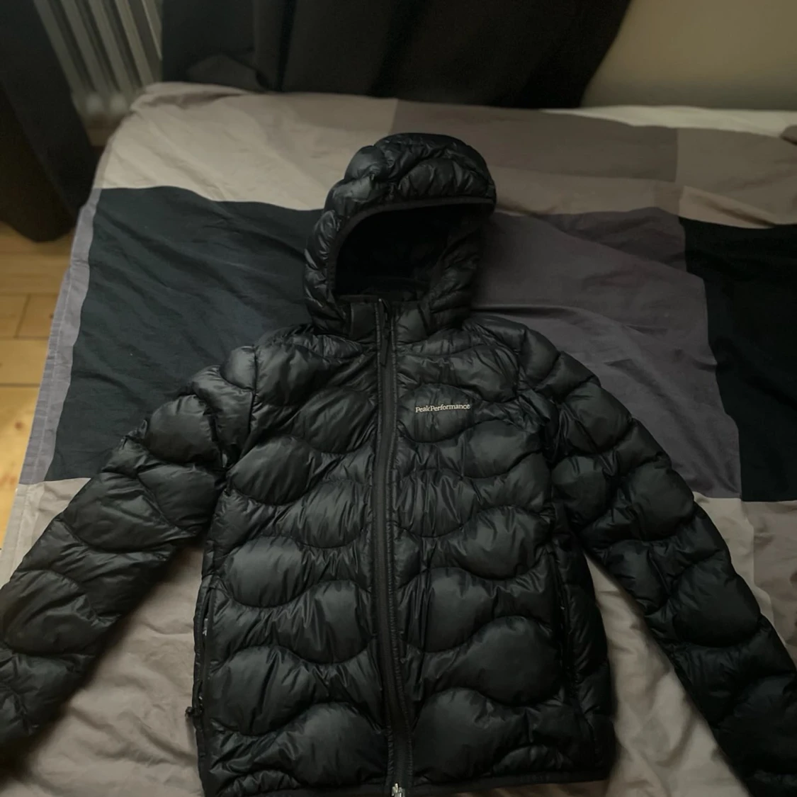 Svart dunjacka Peak Performance 160 - 2