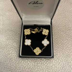 Guldpläterad armband - Rostar inte, boxen ingår ej