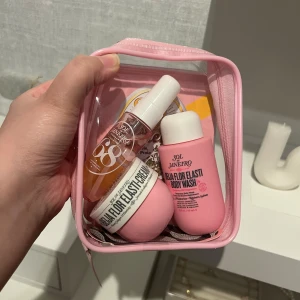 Sol de Janeiro Beija Flor Jet Set kit - Populära, virala och den sjukt god doftande Sol de Janeiro Beija Flor Jet Set kit med en body mist/parfym 30 ml, en body wash och en kroppskräm. Perfekt för resan/väskan eller utflykt. Parfymen har använts 5-8 gånger och krämen en gång, body washen är helt oöppnad. 