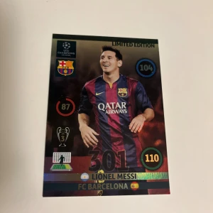 Limited Edition Lionel Messi FC Barcelona - Snygg limited edition-samlarbild från Panini Adrenalyn XL 2014-2015 med fotbollsstjärnan Lionel Messi i FC Barcelona. Perfekt för dig som älskar fotboll, samlar på sportkort eller vill ha något unikt i din samling!