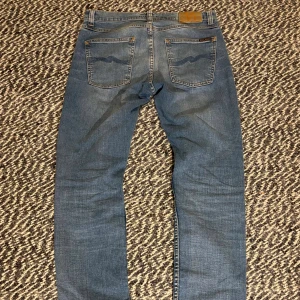 Nudie Jeans - Helt nya Nudie Jeans i modellen lean dean. Står Storlek 30/34 men uppsydda till 30/32. Använda 3 gånger så i nyskick. Nypris 1600