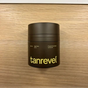 Brun utan sol Tanrevel Night Mask 50 ml - Tanrevel Night Mask är en self-tan nattmask säljer billigt då jag vill bli av med den då jag har många andra BUS och för att denna formula inte passar min hy. Innehåller 50 ml från början och är typ 2/3 kvar av produkten nu. Köp gärna direkt. Skickar ofta samma dag. Den köptes i mars 2025 för 350kr