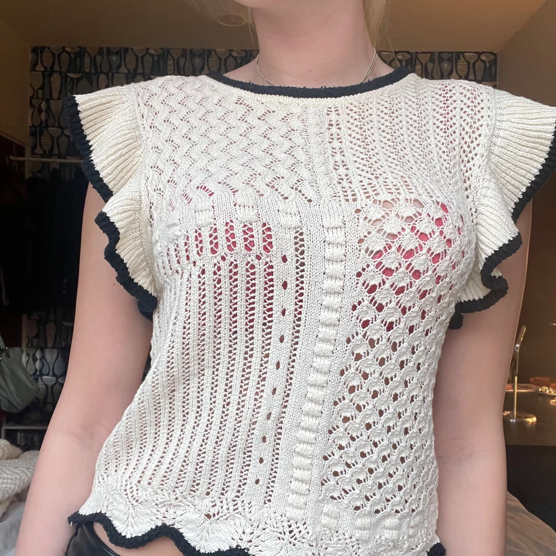 Vit stickad blus från Zara med volang