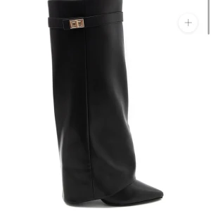 Svarta folded boots med spetsig tå - Stilrena svarta boots med bredt vikt skaft och snyggt spänne upptill. Skorna har spetsig tå och är tillverkade i ett slätt material som ger en lyxig känsla. Perfekta för dig som vill sticka ut med en trendig siluett. Helt nya endast testade! Skriv för egna bilder🥰