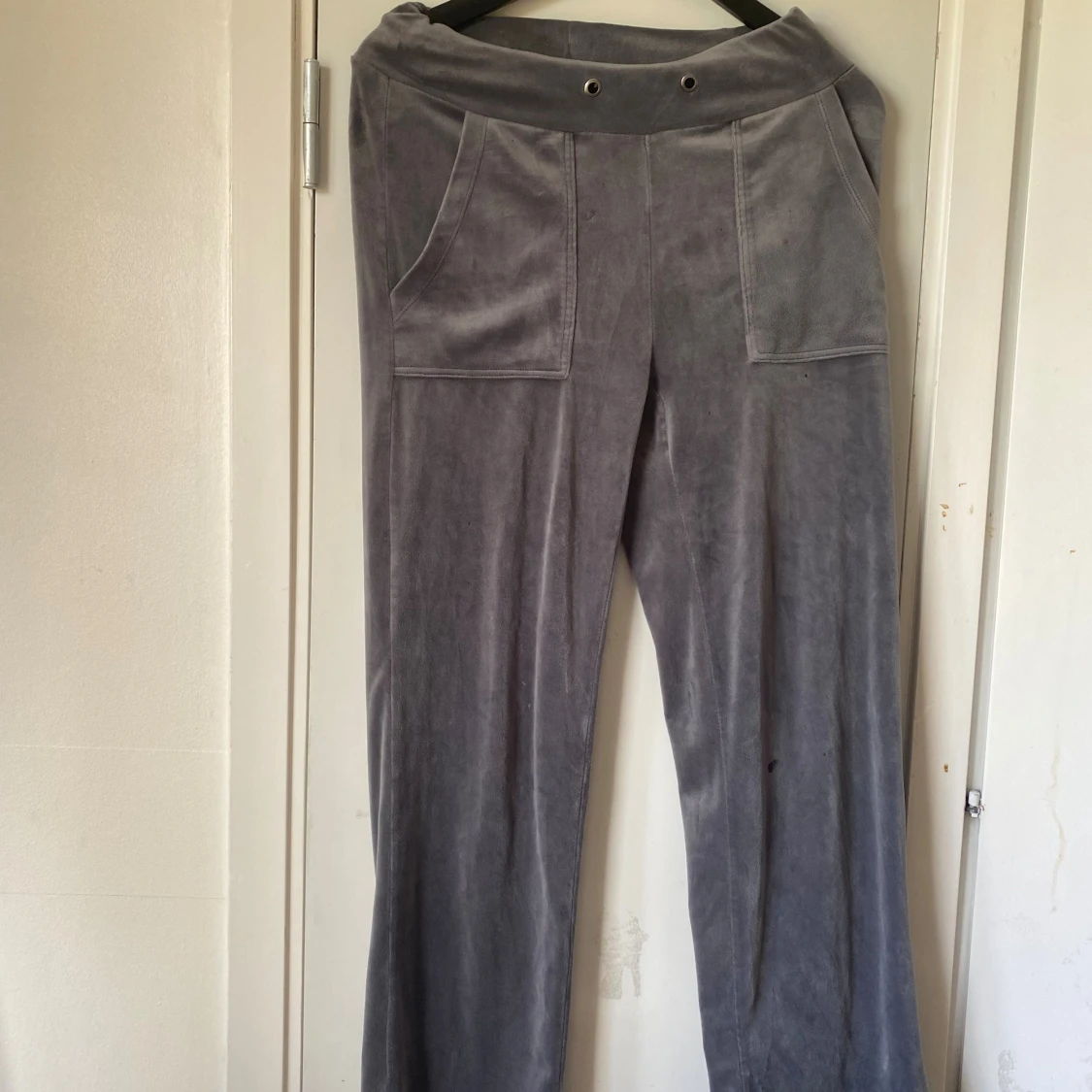  Gråa mjukisbyxor från lager  