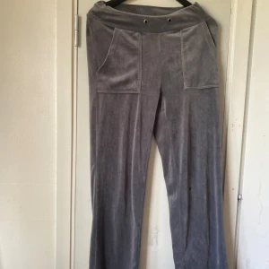  Gråa mjukisbyxor från lager   -  Nu säljer jag ett par gråa mjukisbyxor från lager i storlek S