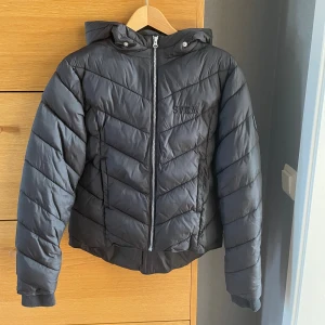 Svart vinterjacka - Svart vinterjacka från Svea i strl 170. Använd men fortfarande i jättefint skick