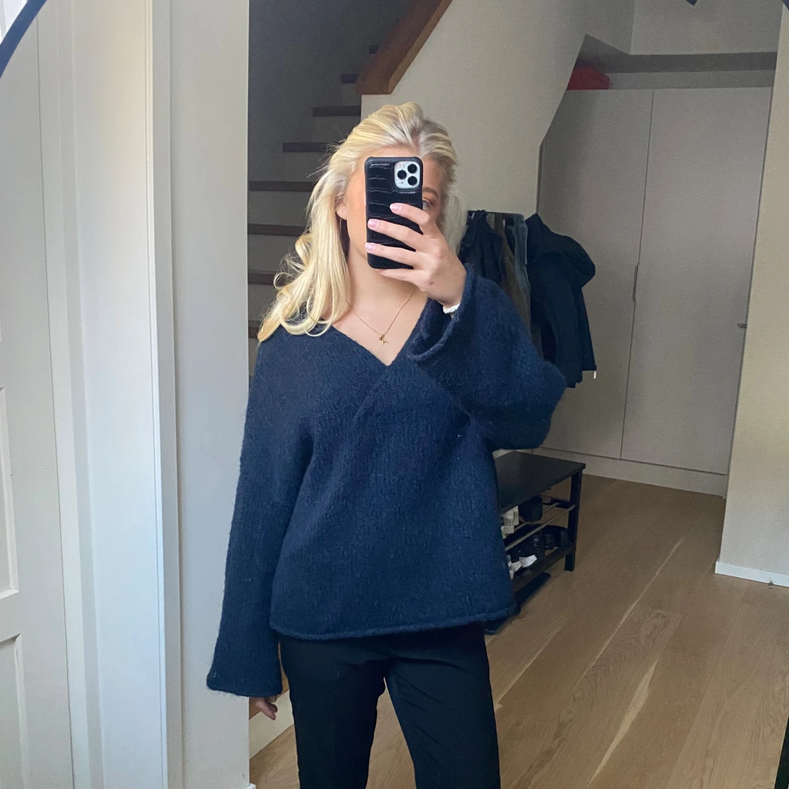 Mörkblå stickad tröja - 2