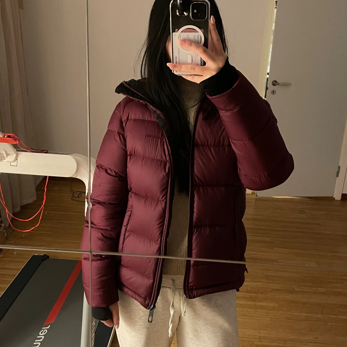 Vinröd pufferjacka med dragkedja