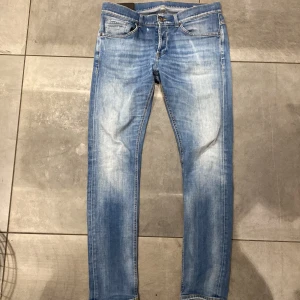Ljusblå jeans från Dondup - Säljer ett par ljusblå  jeans från Dondup, tillverkade i Italien! Passar dig mellan 175-185 då byxans längd är 105 cm! Midjan är 42 centimer. Byxan har lite slitningar men inget som förstör helheten på byxan. Priset är inte hugget i sten, vid frågor hör av er🙌