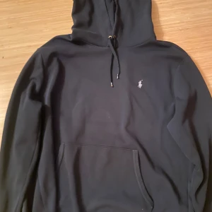 Svart hoodie från Polo Ralph Lauren - Svart hoodie från Polo Ralph Lauren med klassisk broderad logga på bröstet. Cond: 9,5/10. Tvär fet nu till vintern. Skriv vid minsta funderingar!