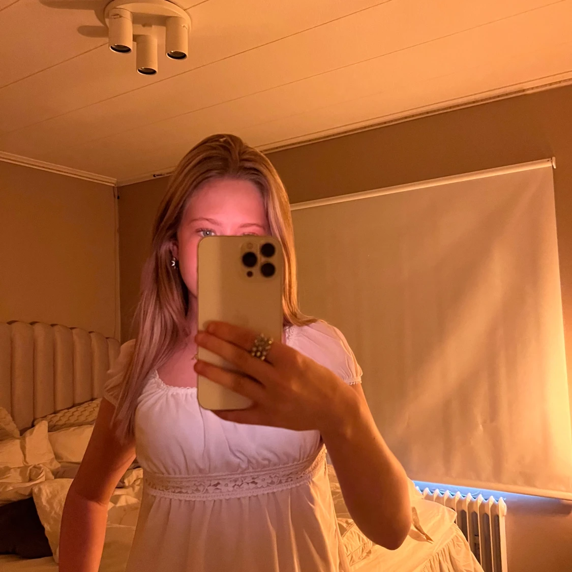 Vit topp blus med spetsdetalj