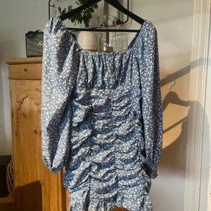 Blå klänning  - Supersöt blå klänning som sitter tight. Köpt på SHEIN 