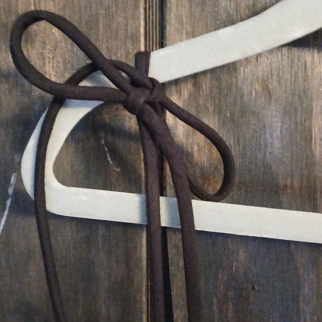 Svart linnetopp med broderade blommor - 2