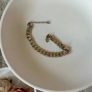 Chunky silverfärgat armband - Stilrent chunky armband i silverfärg med breda, platta länkar och justerbar kedja. Perfekt statement-piece för dig som gillar att sticka ut med accessoarer. Låset är ett klassiskt karbinlås som gör det enkelt att ta på och av.