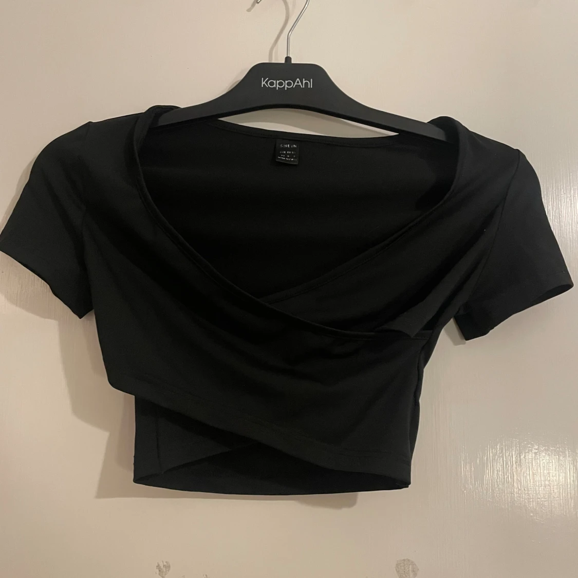 Svart omlott croppad topp från SHEIN