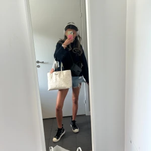 Zadig & Voltaire väska  - Säljer min zadig väska i en totebags modell eller shoppingbag som den heter🥰 Måtten är 25x40x16cm. Ny modell från zadig så fint skick men har en stor fläck på insidan (se bild). Väska, dustbag och tag medföljer!!