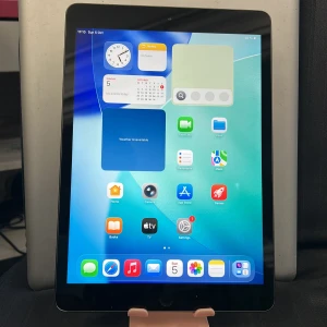 Apple iPad 8th Gen (2020) 10.2" 32GB - Snygg Apple iPad 8:e generationen (2020) med 10.2" skärm och 32GB lagring. Kör senaste iPadOS 26.0, WiFi och Bluetooth fungerar. Skärmen och baksidan ser ut att vara i gott skick utan synliga repor eller skador. Perfekt för surf, appar och underhållning.