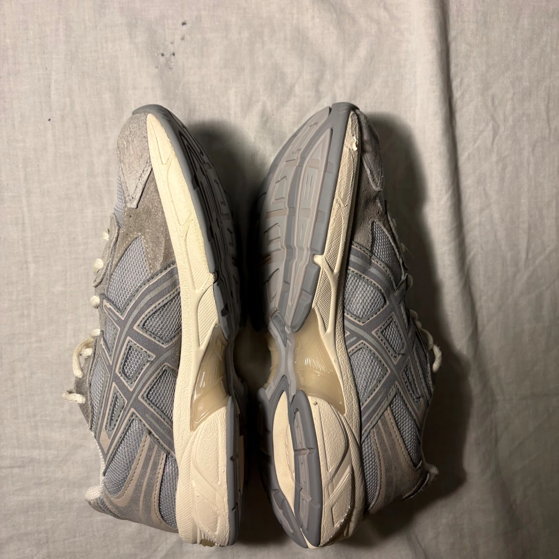 Grå Asics sneakers med mesh och mocka - 3