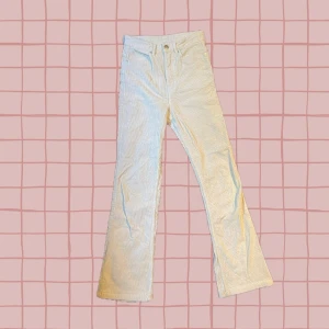Beiga bootcut manchesterbyxor från Monki - Snygga ljusbeiga manchester/corduroybyxor från Monki i storlek 34. De har raka ben med lätt bootcut och hög midja. De ser så proffsiga ut samtidigt som de är bekväma!! Hör av er om ni har några frågor! 