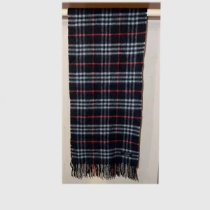 Burberry - En vintage burberry halsduk till salu. Finns fler modeller på min sida. Allt är äkta men äldre kollektioner dvs vintage kollektion. Finns olika material. Vissa är kashmir, vissa är fårull och vissa är 50%/50%