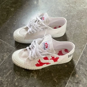 Dsquared skor  - Riktigt feta och unika skor från dsquared i extremt bra skick, iprincip nya! Storlek 42 kan passa 43. Bara att skriva vid frågor och funderingar!