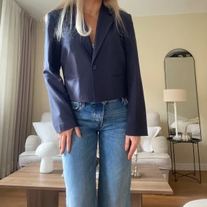 Superfin kort kavaj  - Så himla fin kavaj i en marinblå färg💗