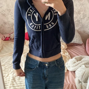 Kofta Abercrombie Kids - Kofta ifrån abercrombie Kids, storlek S/10. Jag i bilden är cirka 165cm. Pris diskuteras❣️