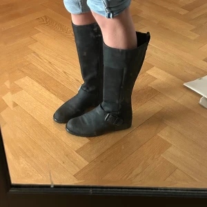 Boots - Säljer ett par superfina boots från Clarks ✨ Material: nubuck (äkta skinn) Foder: lätt fodrade för extra komfort Storlek: 41 Innermått: 26  Bootsen är i princip nytt skick och redo att få ett nytt hem. Perfekta både till vardags och till mer uppklädda tillfällen! 👢💫