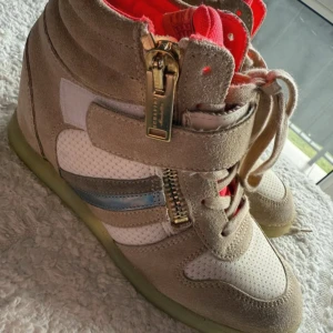 Serafini Manhattan - Unika kilklackar från det italienska märket Serafini i modellen Manhattan (liknar Isabel Marant skor) 💕Nypris ligger på cirka 2500-3500, de är i fint skick med endast normalt slitage. Skorna är i storlek 38 och är både bekväma och snygga!!💓