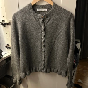 Populär zara tröja - Unik tröja från zara!! Går ej att köpa längre. Passar xs-m